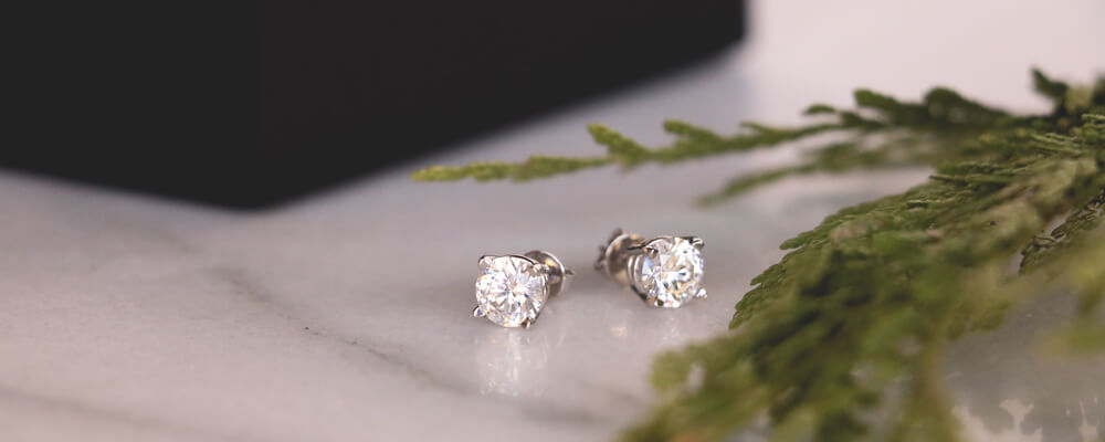 Round cut diamond studs