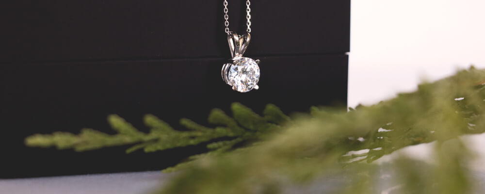 Round cut diamond pendant