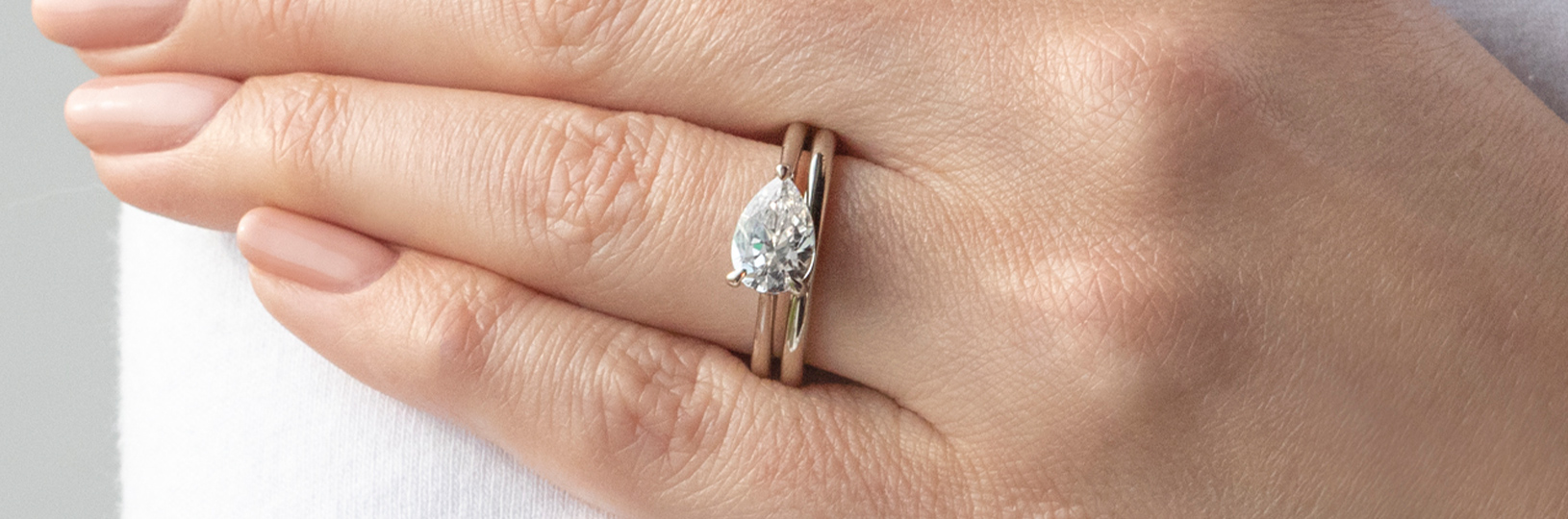 East-west solitaire engagement ring set